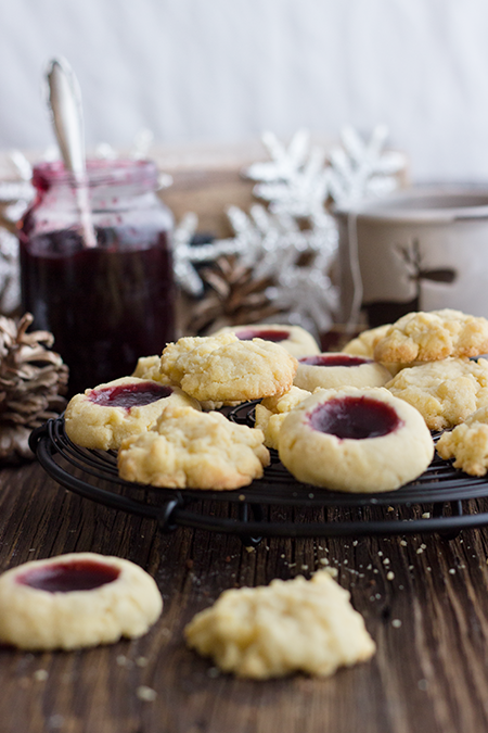 Rezept für Butterhäufchen mit Marmelade. Einfache Butterplätzchen für Weihnachten. • Maras Wunderland #maraswunderland #weihnachtsplätzchen #plätzchen #christmascookies #butterplätzchen #marmeladenplätzchen