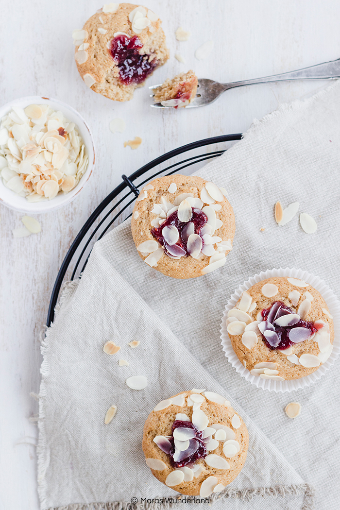 Rezept für gesündere Marmeladen-Muffins. Schnell und einfach gemacht, super saftig und aromatisch. Passen zu jeder Gelegenheit und Jahreszeit. • Maras Wunderland #maraswunderland #healthymuffins #muffins #cupcakes #marmelade #jam #jammuffins #gesundbacken #eathealthy #bakehealthy