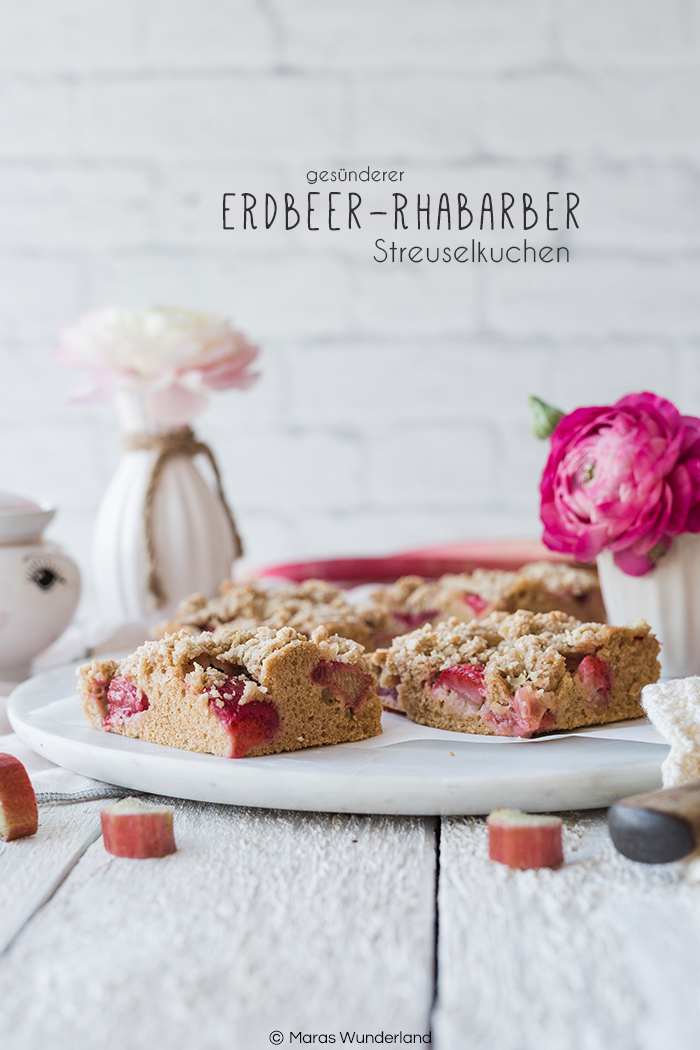 Rezept für einen gesünderer Erdbeer-Rhabarber-Streuselkuchen. Schnell und einfaxch gemacht - perfekt für den Frühling. Mit Vollkornmehl und Erythrit.