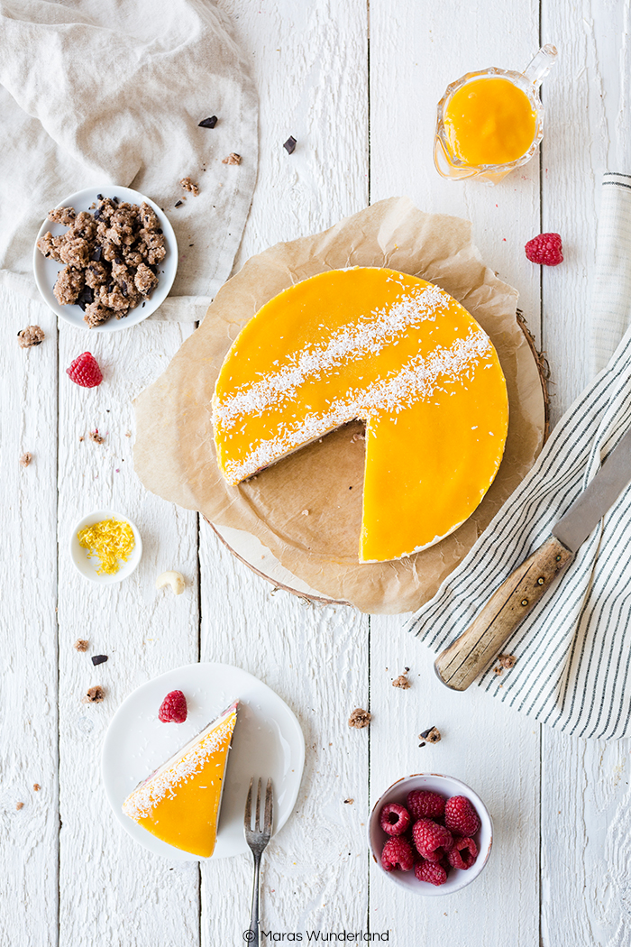 Einfaches Rezept für einen veganen & gesunden Mango Raspberry Cheesecake. Die perfekte No Bake Alternative für heiße Sommertage.