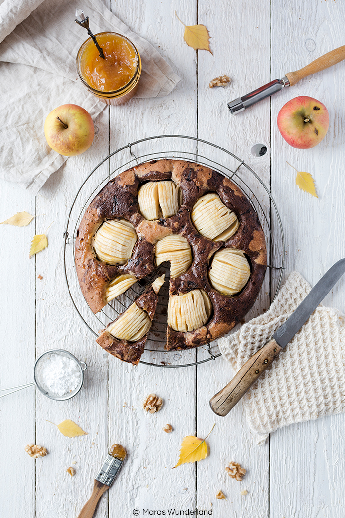 Rezept für einen einfachen Apfel-Marmorkuchen - der Klassiker aus der Springform mit Äpfeln und Walnüssen. Schnell und einfach gebacken - perfekt für den Herbst.