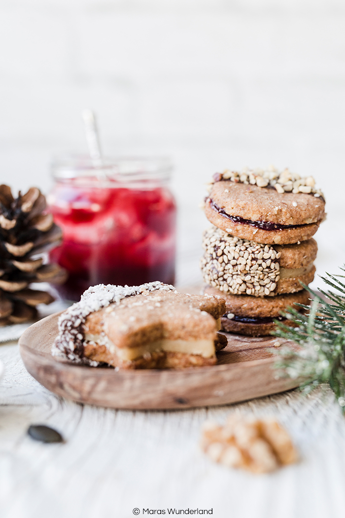 {Werbung} Rezept für dreierlei gefüllte Nussplätzchen mit Marmelade, Marzipan und Schoko-Nuss-Aufstrich. Einfach herzustellen. Wunderbar saftig, aromatisch und weihnachtlich. • Maras Wunderland #weihnachtsrezept #weihnachtsplätzchen #christmascookies #christmastreat #nussplätzchen #maraswunderland #marzipan #plätzchen #plätzchenrezept