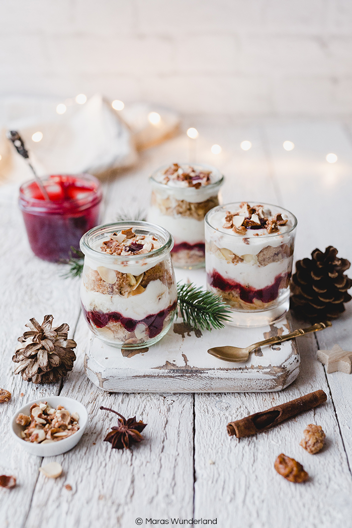 Rezept für ein weihnachtliches, gesünderes Bienenstichdessert. Mit Vollkorn-Lebkuchen-Biskuit, Marmelade und einer leichten Creme mit gebrannten Mandeln. Schnell und einfach gemacht - gut vorzubereiten. Perfekt für Weihnachten & Heilig Abend. • Maras Wunderland #maraswunderland #weihnachtsdessert #dessert #bienenstich #gebranntemandeln #christmasdessert #glasdessert #dessertinajar