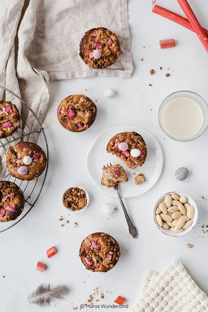 Rezept für glutenfreie Rhabarber-Cheesecake-Muffins. Gesünder, super saftig und perfekt für den Frühling und das Osterfest. Einfach herzustellen. Haferflocken-Rührteig mit Rhabarber und Käsekuchenkern. • Maras Wunderland #rhabarbermuffins #rhubarb #rhabarberkuchen #rhubarbcake #muffins #osterkuchen #osterrezept #frühlingskuchen #glutenfrei #glutenfree #glutenfreibacken #gesundbacken #healthybaking