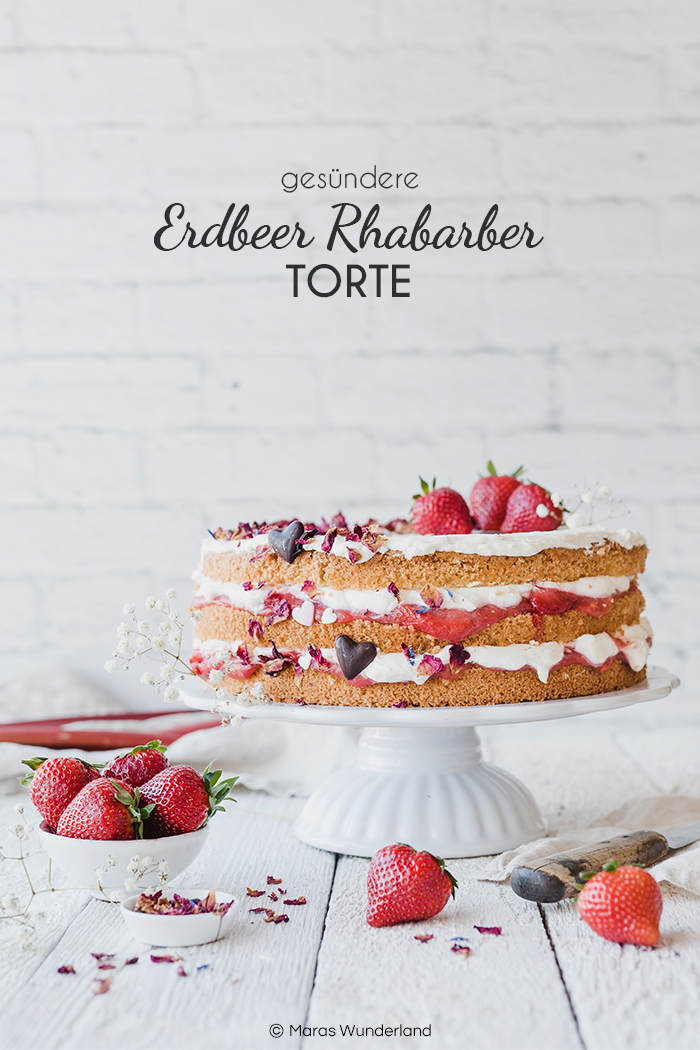 Rezept für eine gesündere Erdbeer-Rhabarber-Torte - der perfekte Kuchen für den Frühling und zu Muttertag. Mandelbiskuit wird gefüllt mit Erdbeer-Rhabarberkompott und einer leichten Creme. Super saftgi und lecker. • Maras Wunderland #rhabarberkuchen #erdbeerkuchen #erdbeerrhabarber #erdbeertorte #muttertag #muttertagsrezept #torte #rhubarbcake #strawberrycake #mothersday