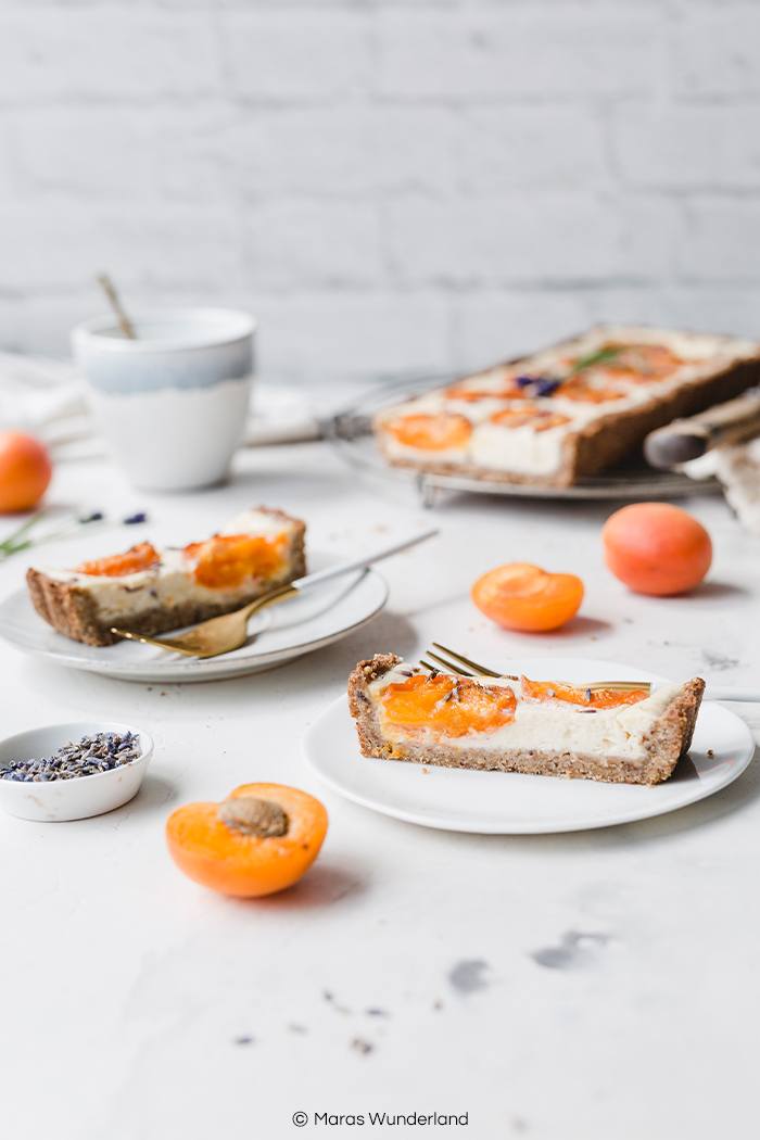 Einfaches Rezept für eine Aprikosen-Käsekuchen-Tarte mit Lavendel. Gesünder, cremig, fruchtig und erfrischend. Perfekt für den Sommer. • Maras Wunderland #tarte #aprikosenkuchen #apricotscake #apricots #aprikosentarte #käsekuchen #cheesecake #maraswunderland
