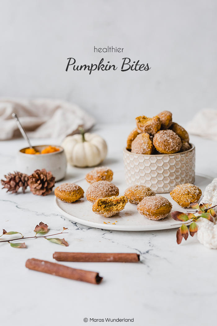 Rezept für gesündere Pumpkin Bites. Schnell und einfach gemacht. Saftig und super lecker. Auch perfekt für Halloween. #pumpkinbites #halloweentreat #kürbiskuchen #pumpkincake #kürbissnack #healthysnack #gesundbacken #halloween