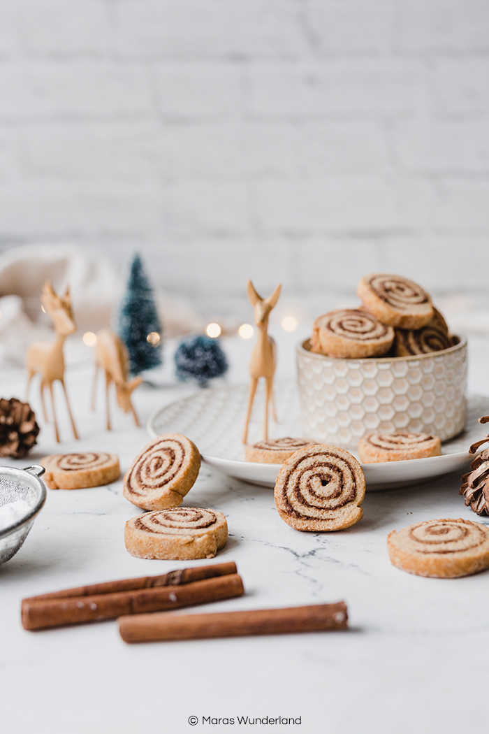 Rezept für gesündere Zimtschnecken-Plätzchen. Schwedischer Klassiker trifft Weihnachten. Ein schnelles und einfaches Plätzchenrezept mit Zimt und Mandeln. • Maras Wunderland #maraswunderland #weihnachtsbäckerei #weihnachtsplätzchen #plätzchen #zimtschnecken #cinnamonrolls #christmascookies