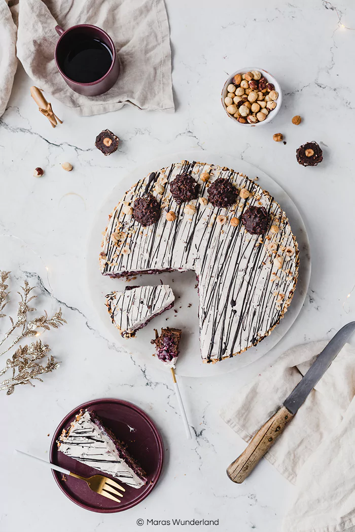 Rezept für eine weihnachtliche glutenfreie Kirsch-Nuss-Torte. Super saftig, gut vorzubereiten, schokoladig und cremig. • Maras Wunderland #schokotorte #nusstorte #kirschkuchen #kirschtorte #weihnachtstorte #christmascake #cherrycake #nutcake #weihnachtskuchen