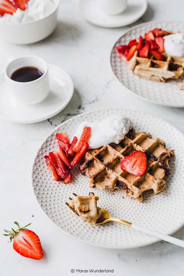 Knusper-Schoko-Waffeln mit Kokossahne & Erdbeeren. Ein schnelles und einfaches Rezept für gesündere Waffeln zum Frühstück, Brunch oder Dessert. Mit knusprigen Waffel-Stücken. • Maras Wunderland #waffeln #waffles #gesundbacken #frühstück #brunch #breakfast #sweetbreakfast