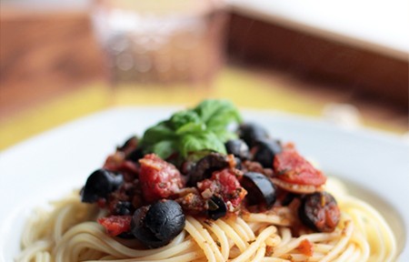 Pasta mit Tomatensoße und Oliven