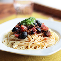 Pasta-Tomatensoße-Oliven