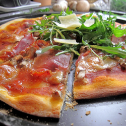 Pizza con Salami e Rucola