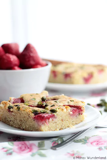 Erdbeer-Buttermilch-Kuchen mit Pistazien