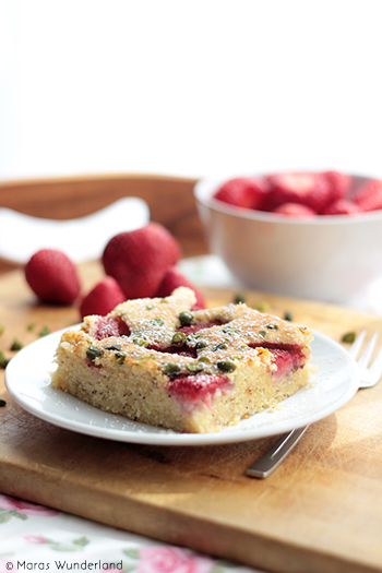 Erdbeer-Buttermilch-Kuchen mit Pistazien