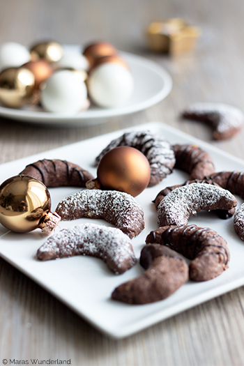 Rezept für Brownie-Kipferl. Vanillekipferl in der Schoko-Variante. Einfache Weihnachtsplätzchen. • Maras Wunderland #weihnachtsplätzchen #christmascookies #vanillekipferl #kipferl