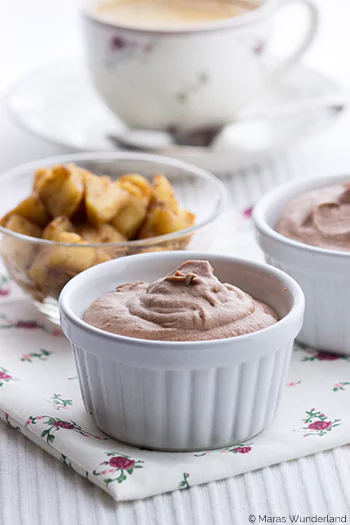 Schokomousse mit karamellisierten Äpfeln