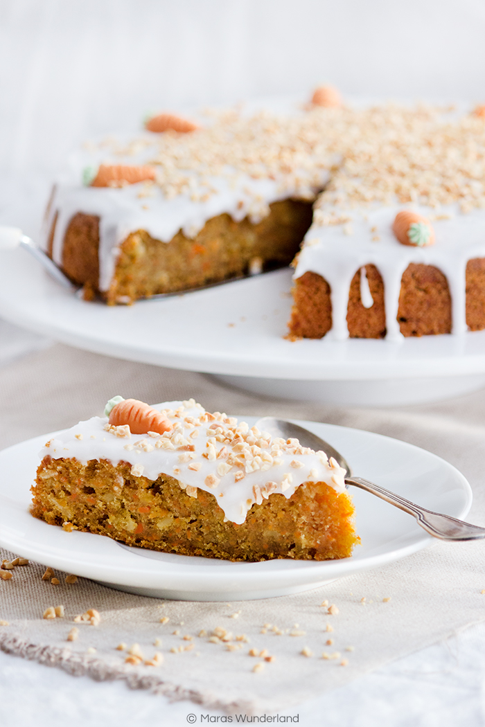 Rezept für einen österlichen Karottenkuchen. Sehr saftig mit Öl gebacken. Mein Lieblingskuchen zur Osterzeit.