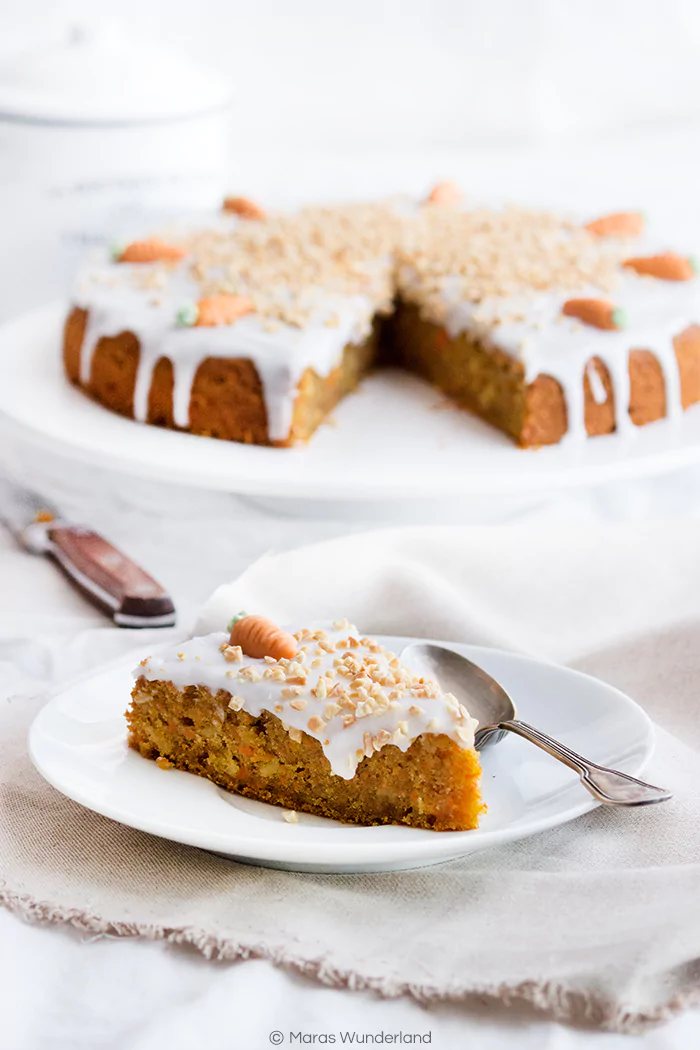 Rezept für einen österlichen Karottenkuchen. Sehr saftig mit Öl gebacken. Mein Lieblingskuchen zur Osterzeit.