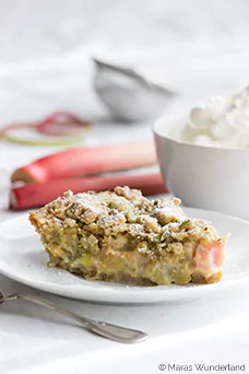 Rhabarberkuchen mit Pistazienstreuseln