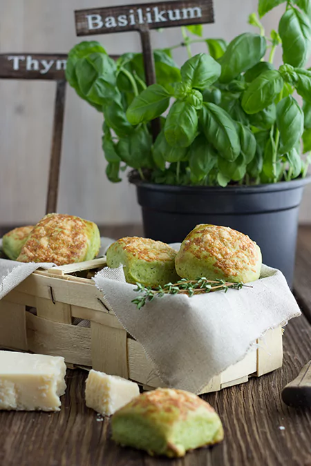 Scones mit Basilikum, Thymian & Parmesan