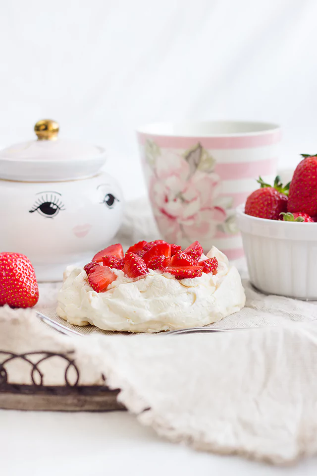 Mini-Pavlovas mit Erdbeeren