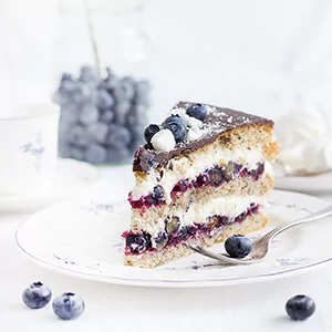 Heidelbeer-Biskuit-Sahnetorte