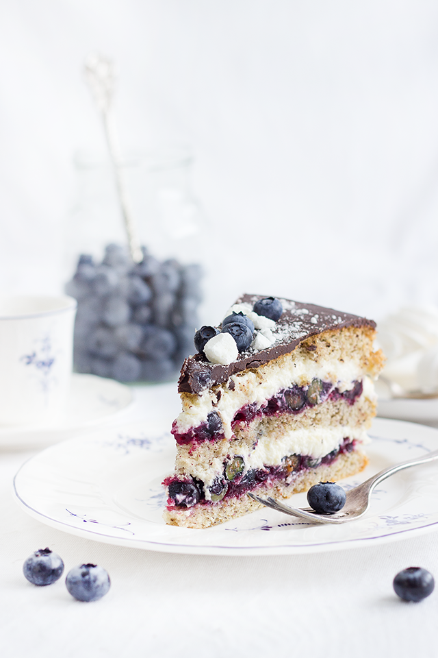 Heidelbeer-Biskuit-Sahnetorte