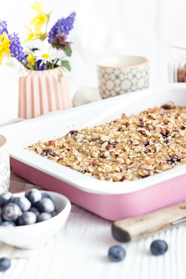 Baked Oatmeal mit Äpfeln und Heidelbeeren