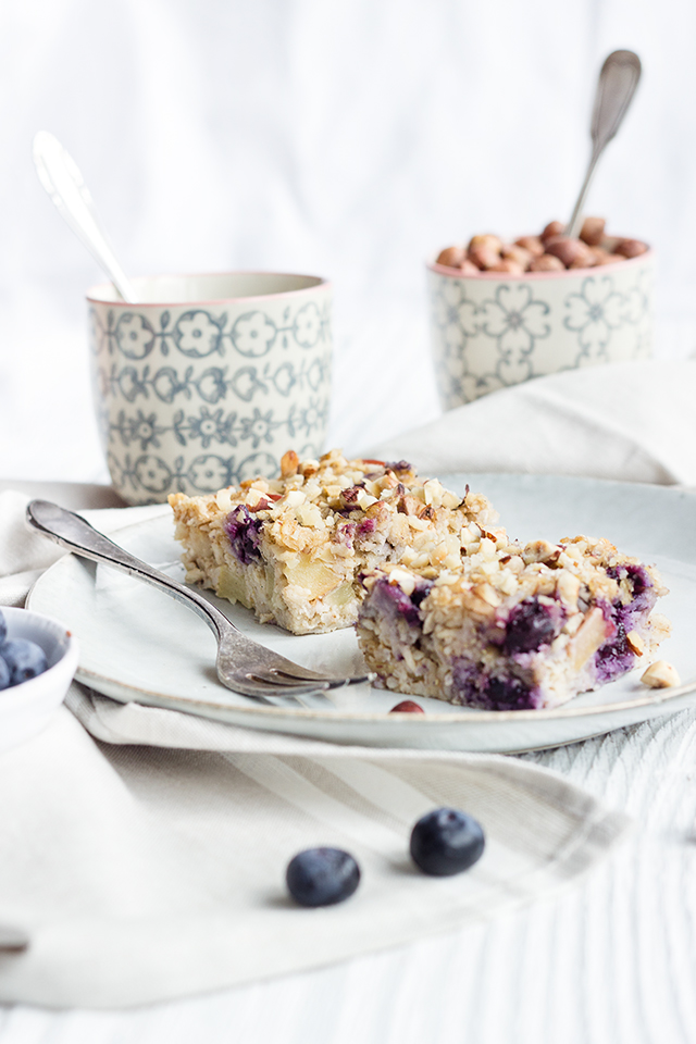 Baked Oatmeal mit Äpfeln und Heidelbeeren