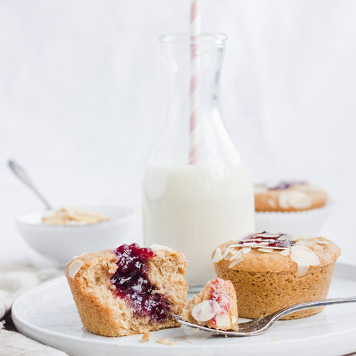 Rezept für gesündere Marmeladen-Muffins. Schnell und einfach gemacht, super saftig und aromatisch. Passen zu jeder Gelegenheit und Jahreszeit. • Maras Wunderland #maraswunderland #healthymuffins #muffins #cupcakes #marmelade #jam #jammuffins #gesundbacken #eathealthy #bakehealthy