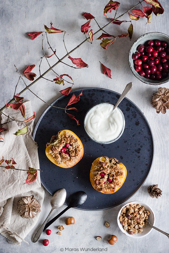 Gesunde, gebackene Persimon mit Quarkcreme