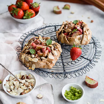 Gesunde Erdbeer-Rhabarber-Galettes in mini
