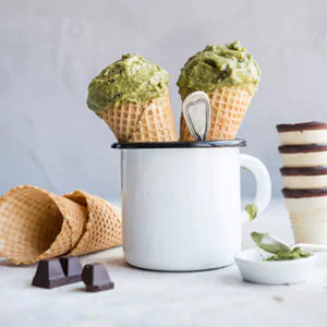 Gesunde Matcha-Kokos-Eiscreme