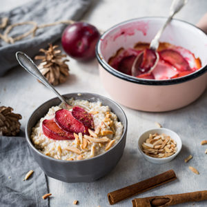 Milchquinoa mit gerösteten Zimt-Pflaumen