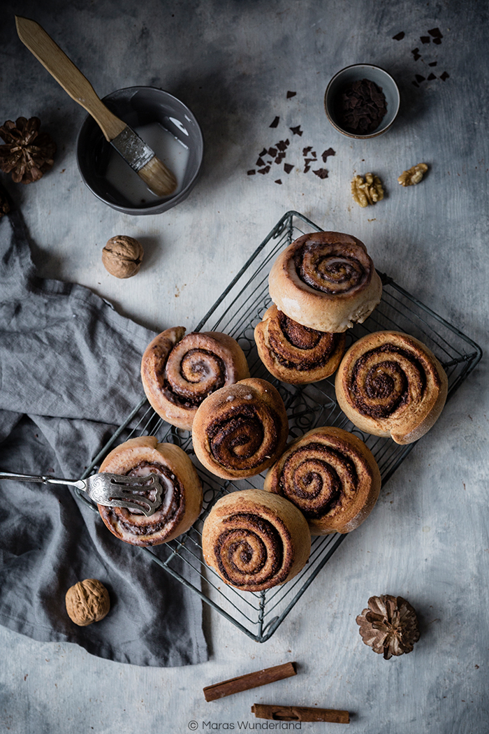 Vegane Kaffee-Zimtschnecken mit Schokolade und Walnüssen