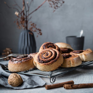 Vegane Kaffee-Zimtschnecken mit Schokolade und Walnüssen