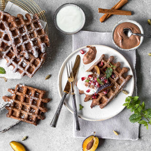 Lebkuchen-Waffeln mit Schoko-Cashew-Sauce