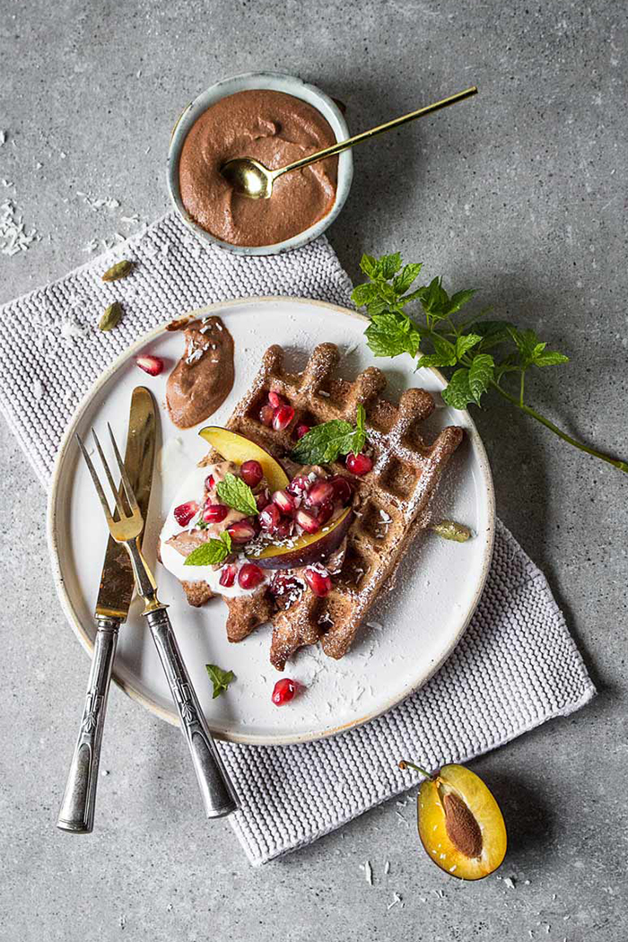 Lebkuchen-Waffeln mit Schoko-Cashew-Sauce