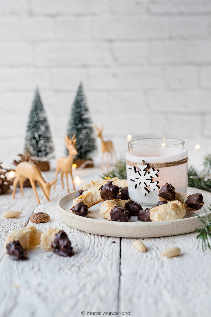 Einfaches und schnelles Rezept für Mandel-Marzipan-Kipferl. Leckere knusprig und zarte Weihnachtsplätzchen. • Maras Wunderland #weihnachtsplätzchen #weihnachtsbäckerei #plätzchen #marzipanplätzchen #marzipan #christmascookies #maraswunderland