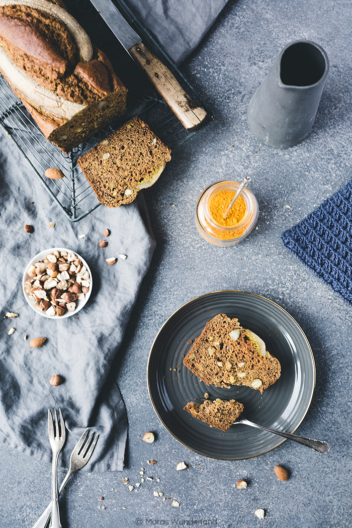 Rezept für ein gesünderes Kurkum Banana Bread ohne raffinierten Zucker. Mit Zimt und Nüssen. Schnell gebacken.