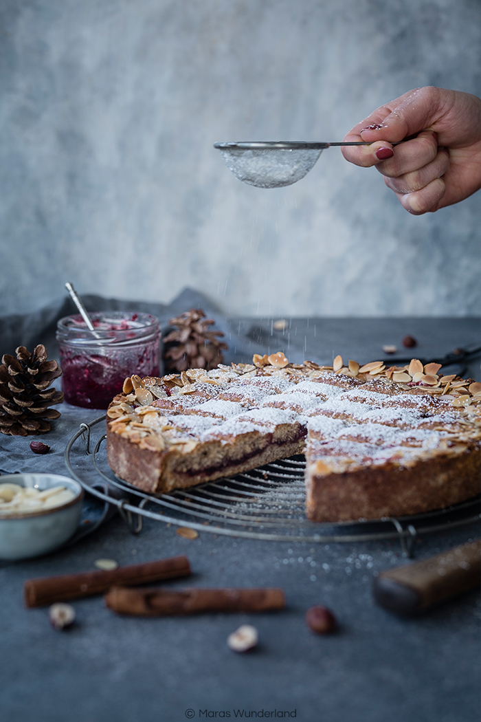 Rezept für den österreichischen Klassiker, die Linzer Torte. Mit Haselnüssen, Johannisbeermarmelade und ein bisschen Kirsch. Nicht nur zur Weihnachtszeit ein Muss.