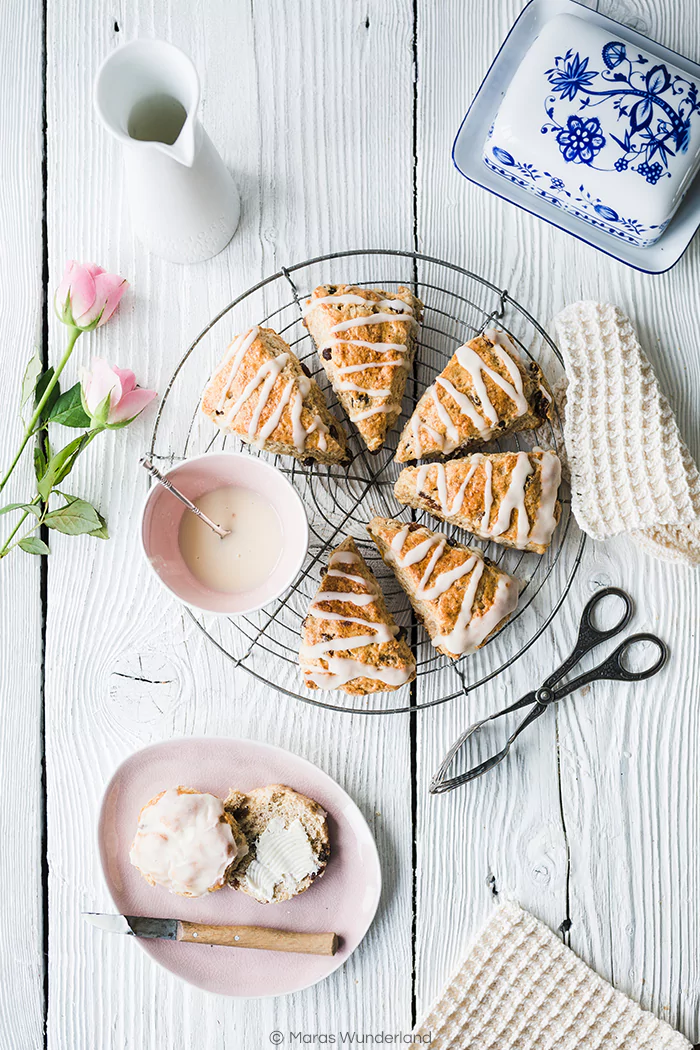 Rezept für Eierlikör Scones mit Rosinen. Der britische Klassiker in einer Oster-Variante. Schnell und einfach gebacken.