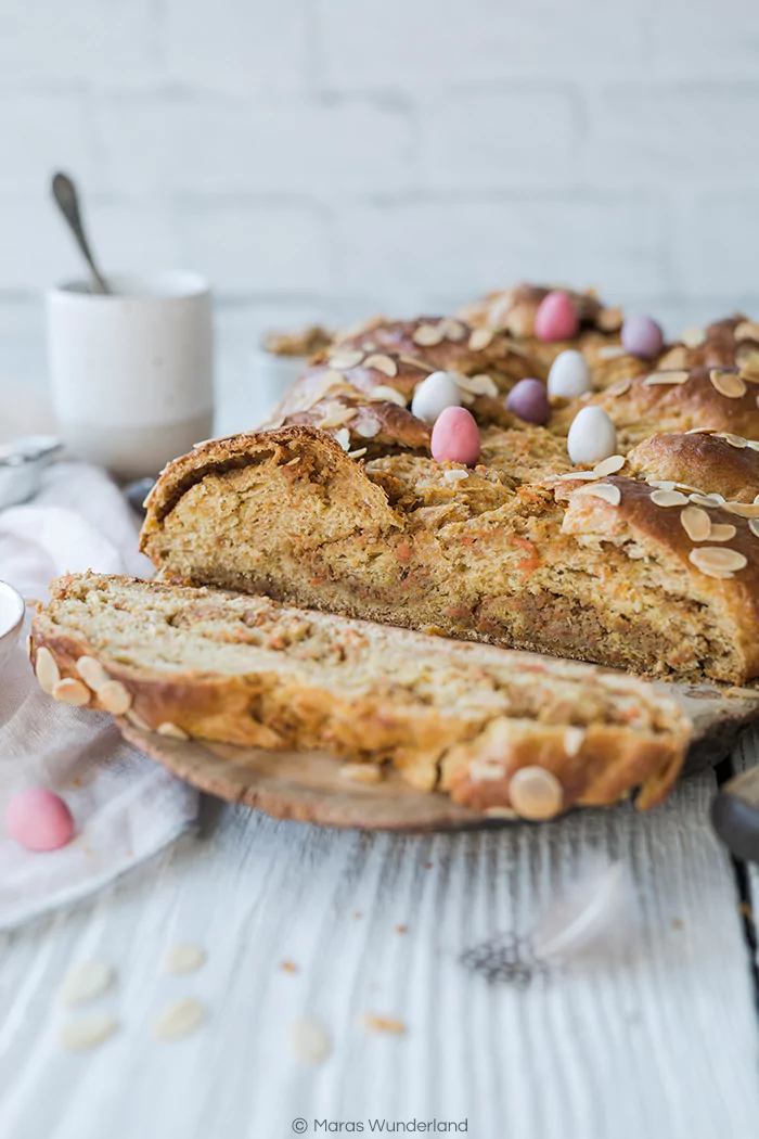Rezept für einen 2-in-1-Osterklassiker: Karotten-Hefezopf. Saftig und aromatisch. Mit Nüssen.