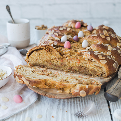 Rezept für einen 2-in-1-Osterklassiker: Karotten-Hefezopf. Saftig und aromatisch. Mit Nüssen.