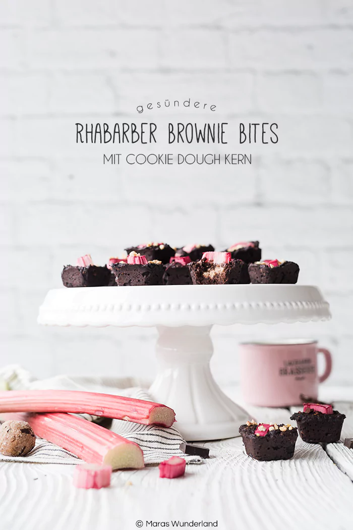 {Werbung} Rezept für gesündere Rhabarber Brownie BItes mit Cookie Dough Kern. Schnell und einfach gemacht.