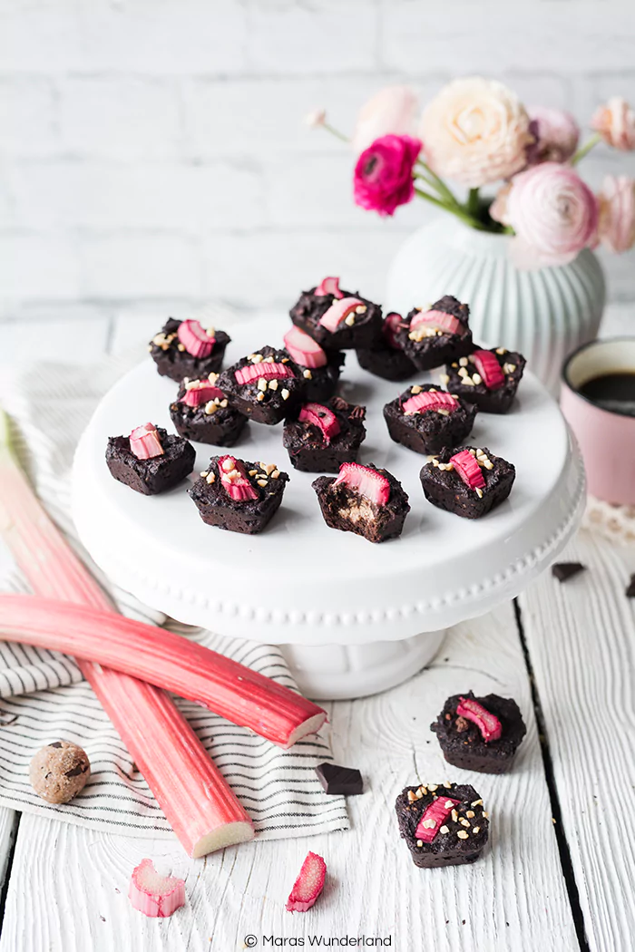 Rezept für gesündere Rhabarber Brownie BItes mit Cookie Dough Kern. Schnell und einfach gemacht.