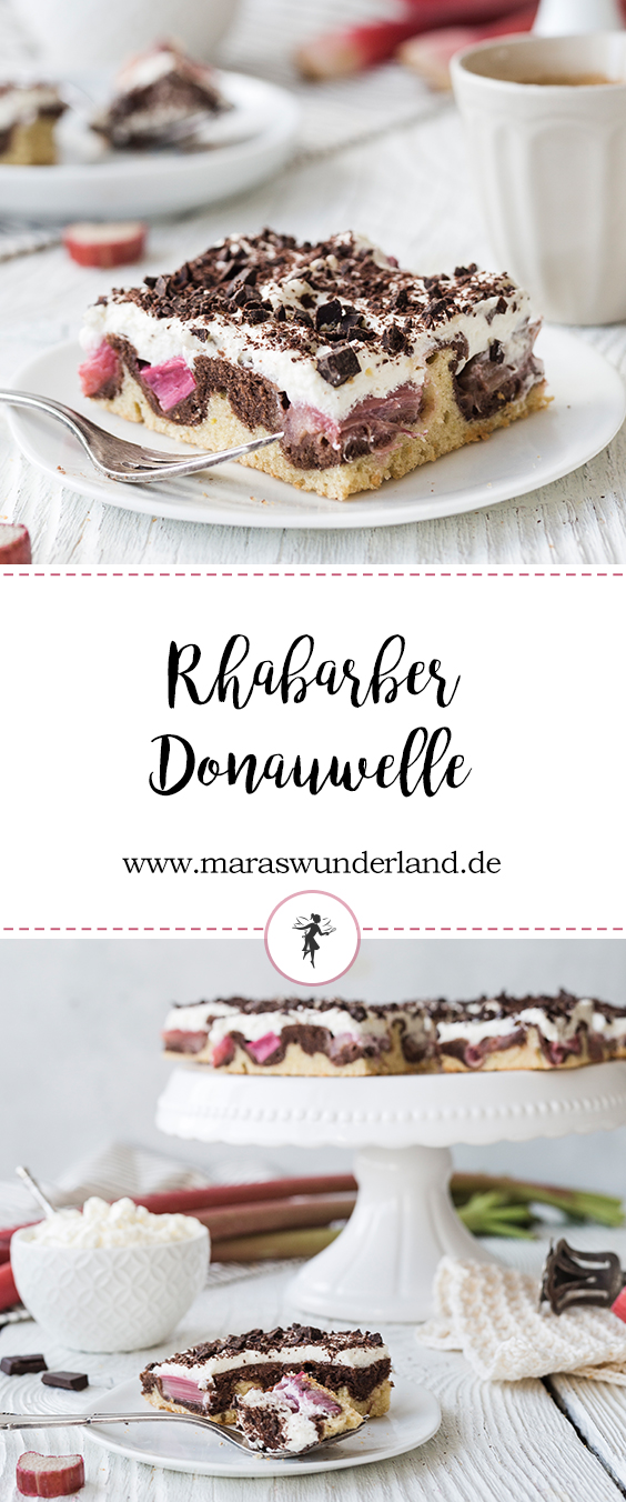 Rezept für einen deutschen Klassiker in der Frühlingsversion: Rhabarber-Donauwelle. Marmor-Rührteig mit Rhabarber, Sahne und Schokolade.