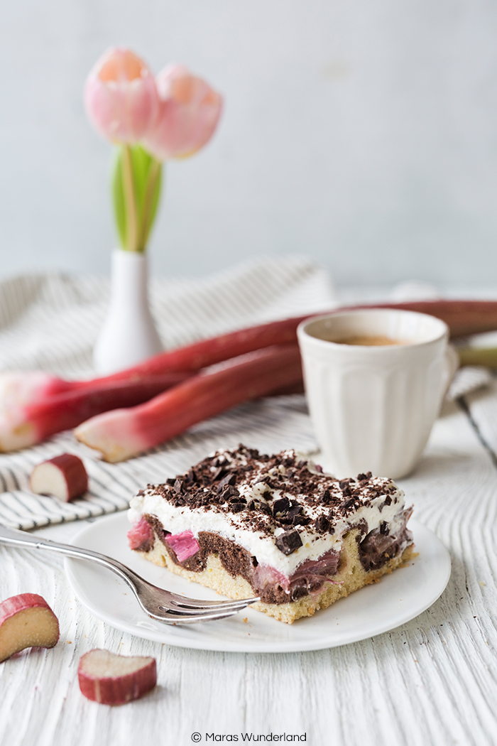 Rezept für einen deutschen Klassiker in der Frühlingsversion: Rhabarber-Donauwelle. Marmor-Rührteig mit Rhabarber, Sahne und Schokolade.