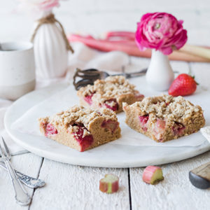 Gesünderer Erdbeer-Rhabarber-Streuselkuchen